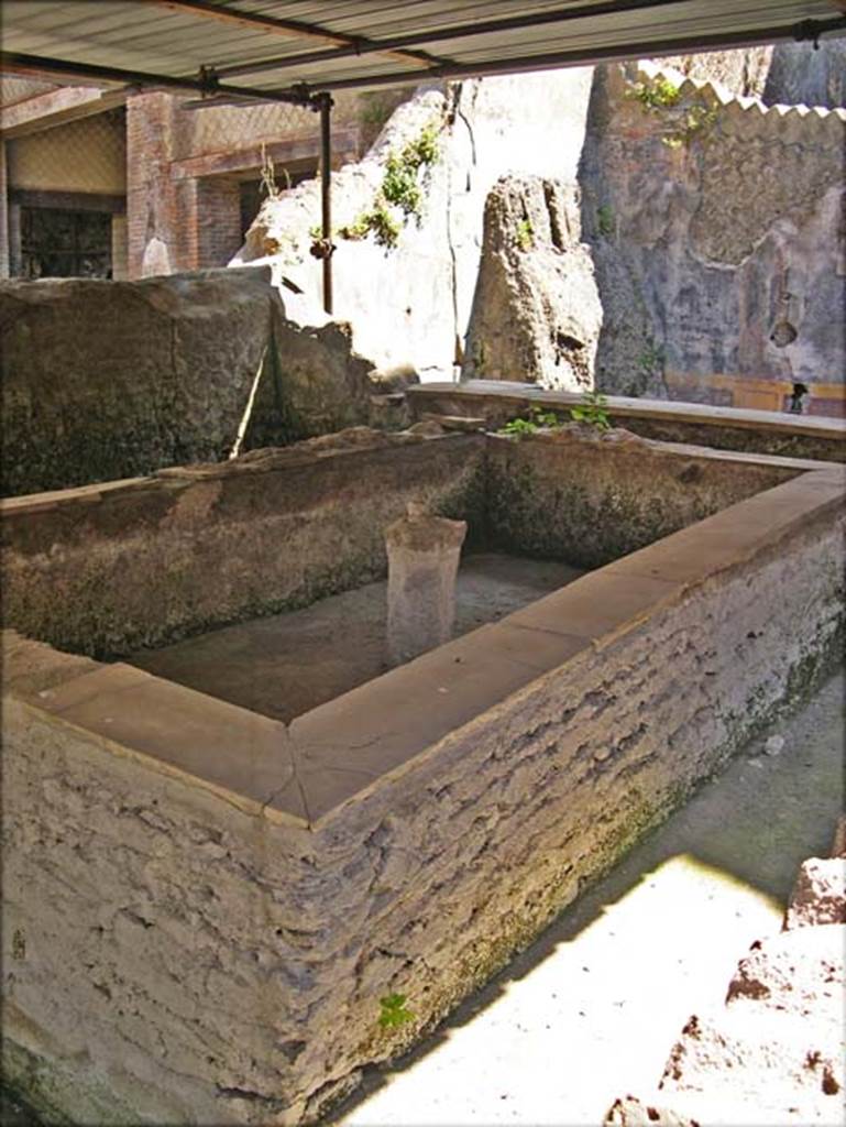 House of Dionysiac Reliefs, Herculaneum. July 2004. Looking north-west across rectangular basin of pool in room (p).
Photo courtesy of Jennifer Stephens.©jfsPAP0686
